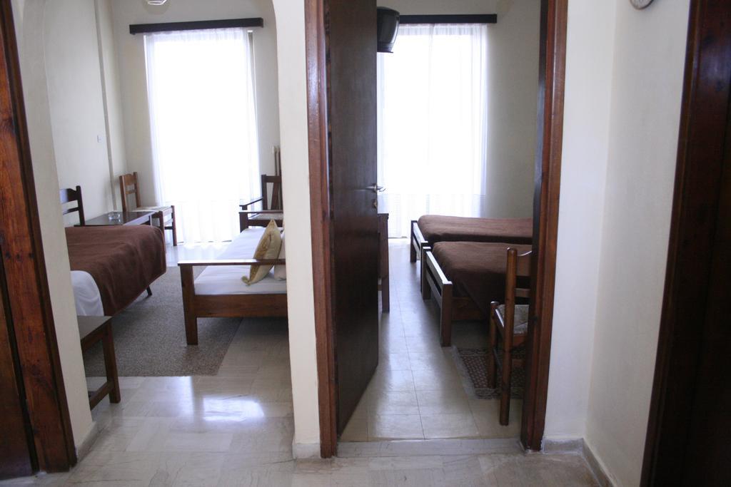 Aparthotel Iliahtides Amarynthos Bilik gambar